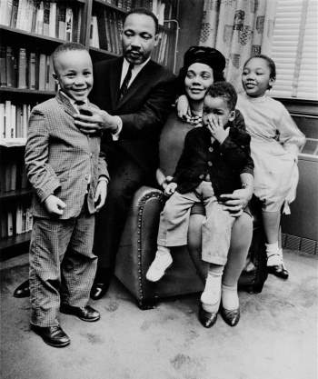 Ông King và vợ, Coretta, cùng ba người con tại ngôi nhà ở Atlanta ngày 17/3/1963. Từ trái qua: Con trai Martin Luther King III, con trai Dexter Scott và con gái Yolanda Denise. Ảnh: AP