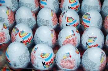 4. Mỹ cấm bán kẹo hình quả trứng Kinder Surprise: Đây là trò chơi hết sức phổ biến trên thế giới, nhưng những quả trứng phủ chocolate này lại đang bị cấm ban hành ở Mỹ. Các nhà chức trách Mỹ cho rằng thứ đồ chơi bên trong quả trứng là sản phẩm không có dinh dưỡng (không ăn được) và có thể gây ngạt thở cho trẻ em. 