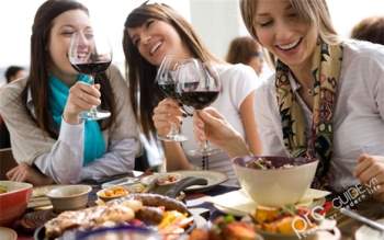 Phụ nữ uống rượu tương đương với nam giới là quan niêm sai lầm trong ăn uống