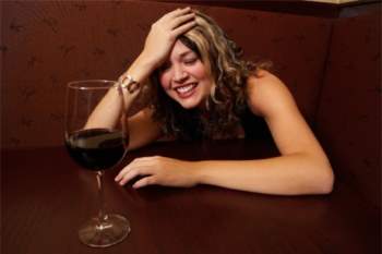 Sai lầm trong ăn uống khi uống rượu ảnh hưởng không tốt cho sức khỏe