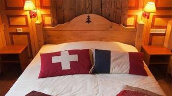 Một chiếc giường trong khách sạn Arbez nằm giữa Pháp và Thuỵ Sĩ.
