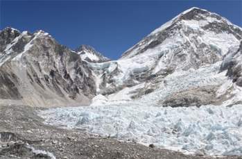 Tranh cãi về chiều cao: Núi Everest cao chính xác bao nhiêu? Điều đó phụ thuộc và bạn đang ở biên giới nước nào. Trung Quốc khẳng định đỉnh Everest cao 8.844 m trong khi Nepal cho biết nó cao 8.848 m. Nguyên nhân là do Trung Quốc cho rằng chiều cao của Everest không nên tính cả phần băng hà trên đỉnh và chỉ tính phần đất đá thôi. Hai quốc gia đã thống nhất đưa ra chiều cao 8.848 m cho Everest vào năm 2010.