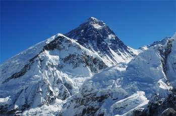 Đỉnh núi vẫn tiếp tục cao lên: Năm 1994, một đội nghiên cứu đã khám phá ra rằng Everest cao thêm 4 mm mỗi năm. Tiểu lục địa Ấn Độ ban đầu là một lục địa độc lập, sau đó va vào châu Á, tạo ra dãy Himalaya. Chúng vẫn tiếp tục dịch chuyển, đẩy dãy núi lên cao hơn nữa. Các nhà nghiên cứu đã gắn một thiết bị định vị vệ tinh ở đỉnh núi để đo đạc độ cao của Everest và con số chính thức hiện tại là 8.850m.