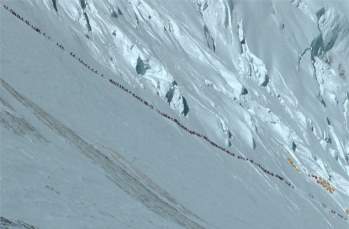 Tắc đường: Dù phải tốn hàng ngàn đôla cho một chuyến leo Everest, rất nhiều người vẫn cố chinh phục nó. Năm 2012, nhà leo núi người Đức Ralf Dujmovits đã chụp được một bức ảnh ấn tượng cho thấy hàng trăm người đang xếp hàng để lên đỉnh núi. Ngày 19 tháng 5 năm 2012, những người leo núi tụ họp gần đỉnh Everest đã phải chờ hai tiếng liền. Chỉ trong nửa ngày đã có 234 người lên tới đỉnh, nhưng 4 người đã thiệt mạng, gây ra lo ngại về quá trình leo. Các chuyên gia Nepal đã thêm một tuyến cáp cố định nữa đã giãn bớt dòng người.