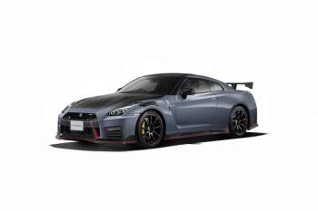 Ở đời xe này, cả hai phiên bản của Nissan GT-R Nismo đều sẽ có được thêm màu sơn Stealth Grey hoàn toàn mới.