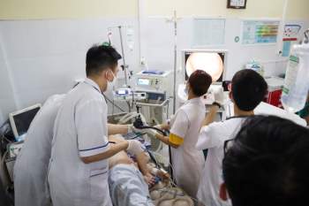 Nội soi can thiệp cấp cứu tại giường cho bệnh nhân xuất huyết tiêu hóa nặng tại BVĐK Mộc Châu.