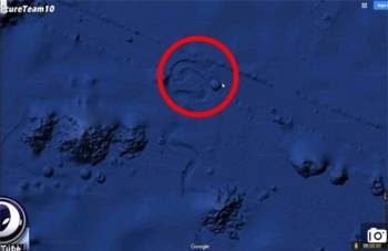 Hình ảnh được cho là đĩa bay đang di chuyển dưới đáy Thái Bình Dương