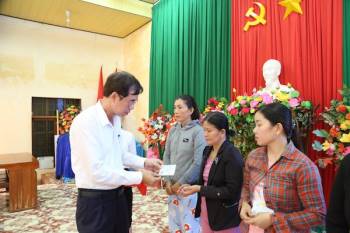 Phó Tổng Giám đốc BHXH Việt Nam Đào Việt Ánh tặng thẻ BHYT cho người dân tỉnh Bình Định.
