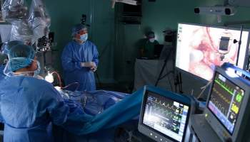 Ứng dụng phẫu thuật bằng robot mang lại nhiều lợi ích cả cho đội ngũ y tế và người bệnh.