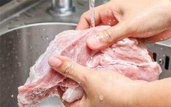 Sai lầm khi rửa thịt làm tăng nguy cơ ngộ độc nhiều người mắc phải mà không hay
