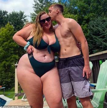 Sau nhiều thất bại, cô gái 23 tuổi nặng gần 120kg có người yêu nặng bằng một nửa - ảnh 1