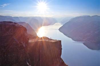 Ngắm hoàng hôn rực rỡ trên mỏm đá Preikestolen ở vùng núi Lysefjord.