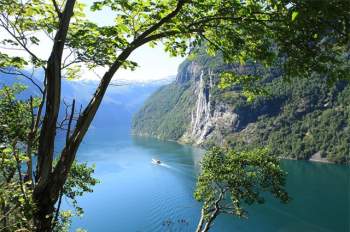 Quang cảnh núi sông của Geirangerfjord nhìn từ một vùng nông trại lưng chừng núi.