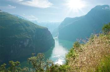 Quang cảnh núi sông đẹp kỳ vĩ ở vùng Geirangerfjord.