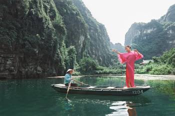 Đỗ Mỹ Linh leo núi, đi thuyền, ngâm mình trong nước lạnh làm nàng thơ tuyệt sắc giữa Ninh Bình Ảnh 13