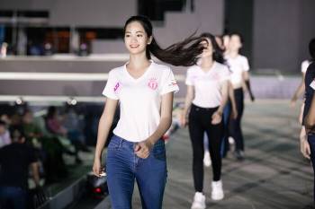 Hoa hậu Đỗ Mỹ Linh, Tiểu Vy để mặt mộc, đẹp thần thái thu hút sự chú ý bao người Ảnh 9
