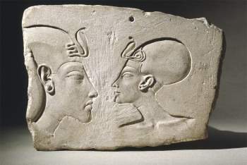Phiến đá Wilbour, có niên đại 1352-1336 TCN, vẽ pharaoh Ai Cập Akhenaten và Nữ hoàng Nefertiti với hộp sọ kéo dài. Ảnh: Wikimedia