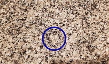 Thách thức thị giác 3 giây: Đố bạn tìm ra chiếc băng đô hoa trên tấm thảm này - Ảnh 1.