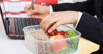 Thói quen ăn trưa tại bàn làm việc của dân văn phòng gây nhiều bệnh