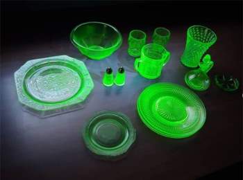 Thủy tinh Uranium - những món đồ cổ phát ra ánh sáng xanh - 3