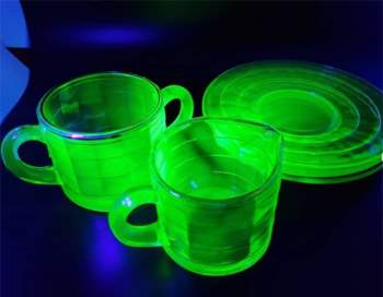 Thủy tinh Uranium - những món đồ cổ phát ra ánh sáng xanh - 4