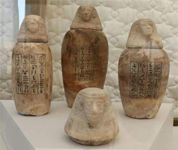 Những chiếc hũ thu được từ khu khai quật. Ảnh: Bộ Cổ vật Ai Cập