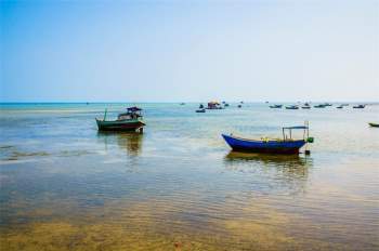 Làng chài là một ngôi làng cổ hoang sơ với dáng vẻ mộc mạc của những ngôi nhà tranh vách lá rất là giản dị. Người dân chủ yếu sống bằng nghề biển, bắt ghẹ, tôm, lặn bắt hải sâm, bắt ngọc trai… Ảnh: Khanh Dao.