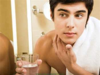 Làm đẹp bằng cách uống nhiều nước giúp loại bỏ độc tố gây ảnh hưởng làn da của nam giới