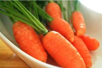 Cà rốt chứa nhiều beta carotin, vitamin B9, carotene và vitamin B1, vitamin B2, vitamin C