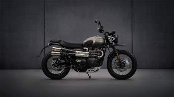 Theo đó, Triumph Street Scrambler Sandstorm khoe dáng với màu sơn Sandstorm (Bão cát) kết hợp với màu xám Matt Storm và có điểm nhấn Ironstone trên bình xăng theo phong cách ba tông màu mới độc đáo. Ngoài ra, xe cũng sở hữu tấm chắn bùn trước cao cấp với màu xám Matt Storm được sơn từ nhà máy.