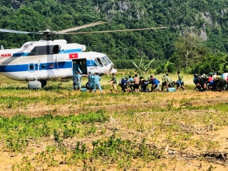 Trực thăng đưa hàng vào xã Hướng Việt.