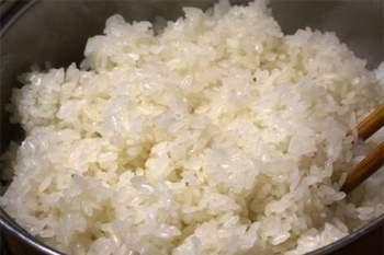 Gạo nếp là nguyên liệu chính trong cách làm cơm cháy mỡ hành 