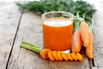 Mỗi ngày 1 cốc nước ép cà rốt tươi sẽ giữ cho làn da được mịn màng, căng tràn sức sống, không bị khô nám.