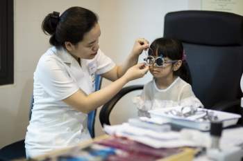 Chỉnh tật khúc xạ tại phòng khám mắt cho trẻ.