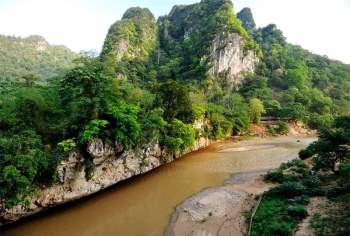 Sông Chu bắt nguồn từ vùng núi Houa (2.062m), Tây Bắc Sầm Nưa ở Lào; chảy theo hướng Tây Bắc - Đông Nam, đổ vào bờ phải sông Mã ở Ngã Ba Giàng (Ngã Ba Đầu, Ngã Ba Bông), cách cửa sông 25,5 km. Ảnh: Diem Dang Dung.
