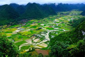 Cư dân Bắc Sơn gồm người Kinh, Nùng, Dao, Tày... với những nếp nhà sàn truyền thống đặc trưng, điểm tô cho cảnh quan Bắc Sơn thêm phần mộc mạc, thanh bình. Ảnh: Quang Vũ.