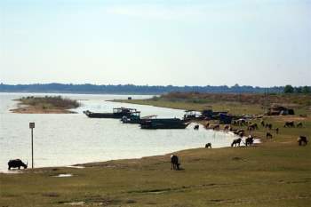 Hồ nằm cách thành phố Tây Ninh 25 km về hướng Đông. Ảnh: Kienthuc.