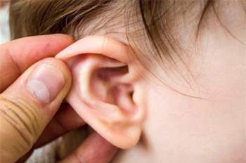Viêm tai giữa ở trẻ em - Coi chừng biến chứng nguy hiểm