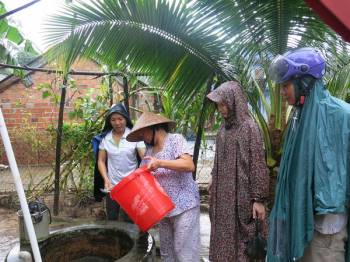 Xử lý nước sau mưa lũ đảm bảo sức khỏe cho người dân. Ảnh: Thu Phương