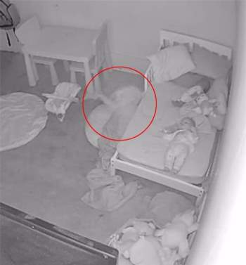 Xem camera an ninh, bố hoảng hốt khi thấy con gái bị kéo vào gầm giường lúc nửa đêm - Ảnh 2.