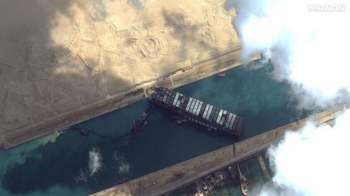 Tàu Ever Given bị mắc kẹt trong 6 ngày tại kênh đào Suez. Ảnh:TL
