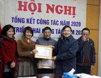 Đ/c Nguyễn Đình Anh - đại diện Đảng ủy Bộ Y tế trao Giấy khen cho đảng viên hoàn thành xuất sắc nhiệm vụ năm 2020 của Đảng bộ Báo.