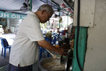 Quán bún bò Huế 30 năm không bao giờ đóng cửa níu chân người Sài Gòn - ảnh 3