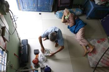 'Ông bà anh' tình 60 năm giữa Sài Gòn: Chia đôi cơm ăn, nấu cơm giặt đồ cho vợ - ảnh 1