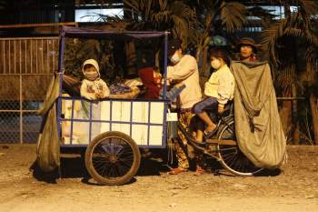 4 đứa bé 'phiêu bạt' trên xe ve chai khắp Sài Gòn: Áo mới ăn Tết... xa xỉ! - ảnh 4