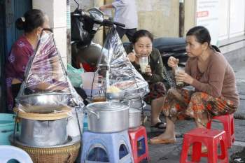 Gánh chè Sài Gòn 45 năm 'gây nghiện', buổi trưa trời nắng mà rất đông khách - ảnh 1