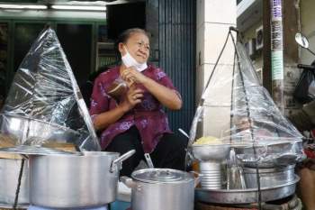 Gánh chè Sài Gòn 45 năm 'gây nghiện', buổi trưa trời nắng mà rất đông khách - ảnh 2