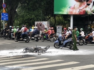 Hai gã đàn ông nghi cướp giật bị truy đuổi, xe máy xòe ra đường rồi bốc cháy trơ khung ở Sài Gòn - Ảnh 3.