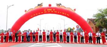 Thủ tướng cắt băng khánh thành cầu Cửa Hội nối hai tỉnh Nghệ An-Hà Tĩnh - Ảnh 1.