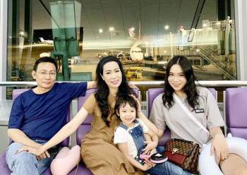 Á hậu Trịnh Kim Chi hạnh phúc giản đơn bên chồng doanh nhân và hai cô con gái thông minh, xinh đẹp - Ảnh 2.